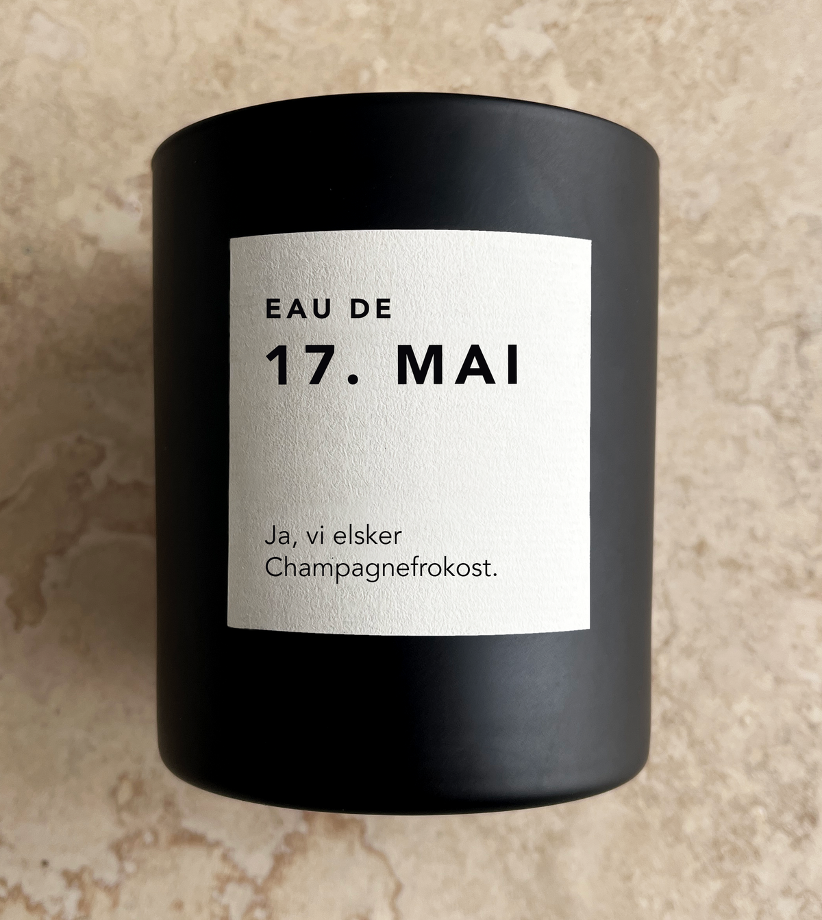 Sort duftlys i matt svart beholder med 17. mai-etikett, 200 g soyavoks