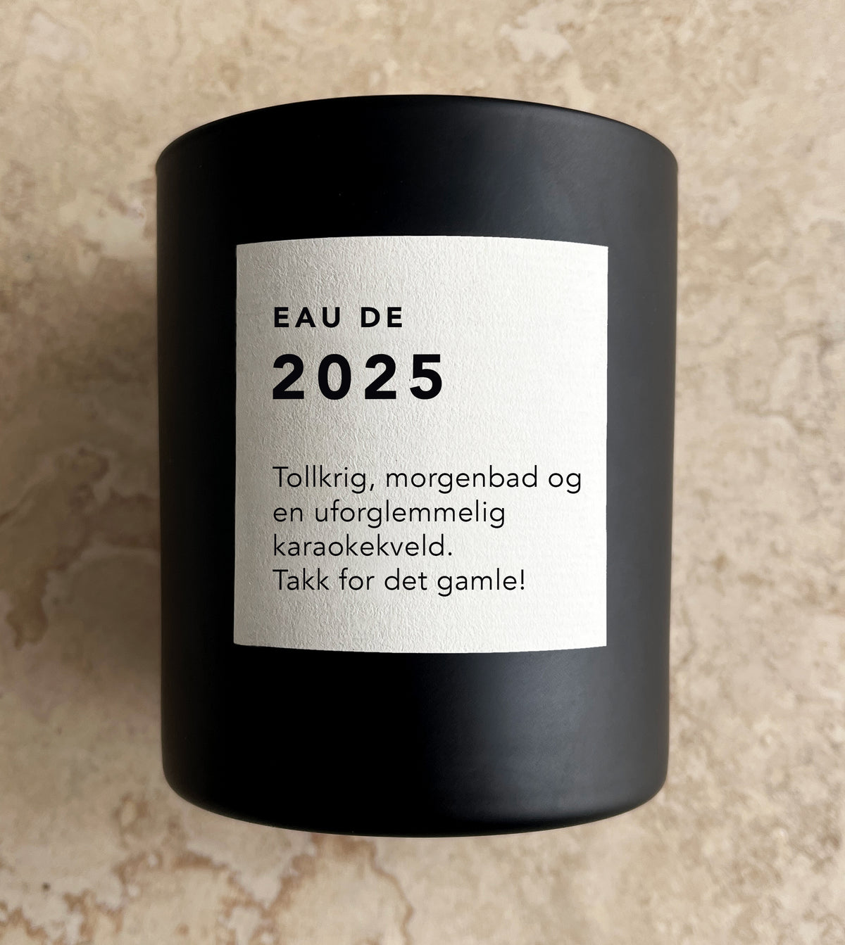 Sort duftlysbeholder med trykket egen tekst på etikett og eske