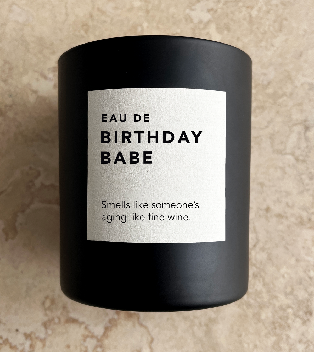 Matt sort duftlysbeholder merket Eau de Birthday Babe fra Byvoks