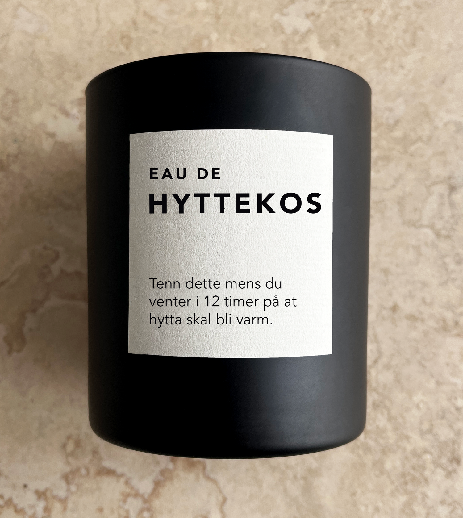 Matt svart duftlysglass med etikett merket Hyttekos, 200 g soyavoks.