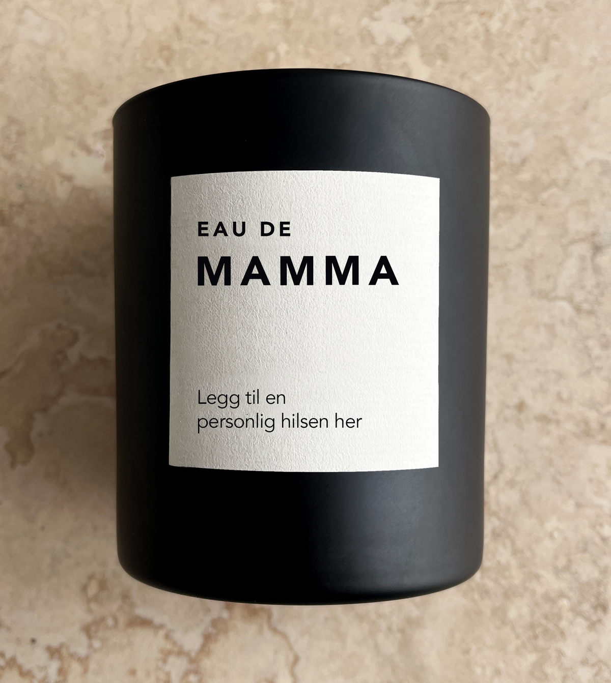 Svart duftlysbeholder med etiketten Eau de Mamma fra Byvoks