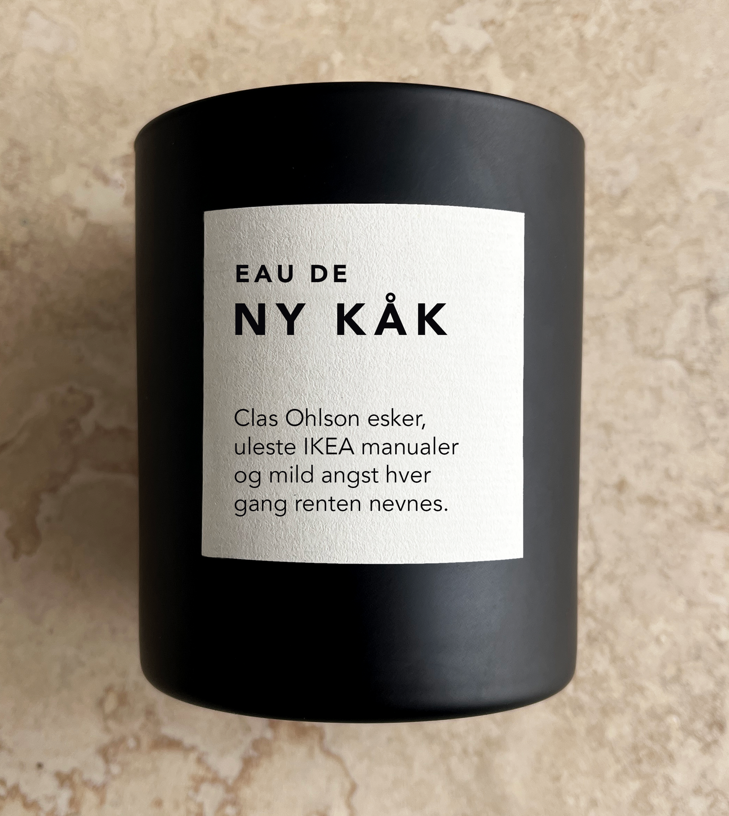 Sort duftlys i matt svart beholder med Ny Kåk-etikett, 200 g soyavoks